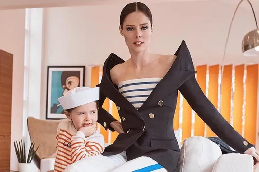 Коко Роша нарядила маленькую дочь в платье морячки