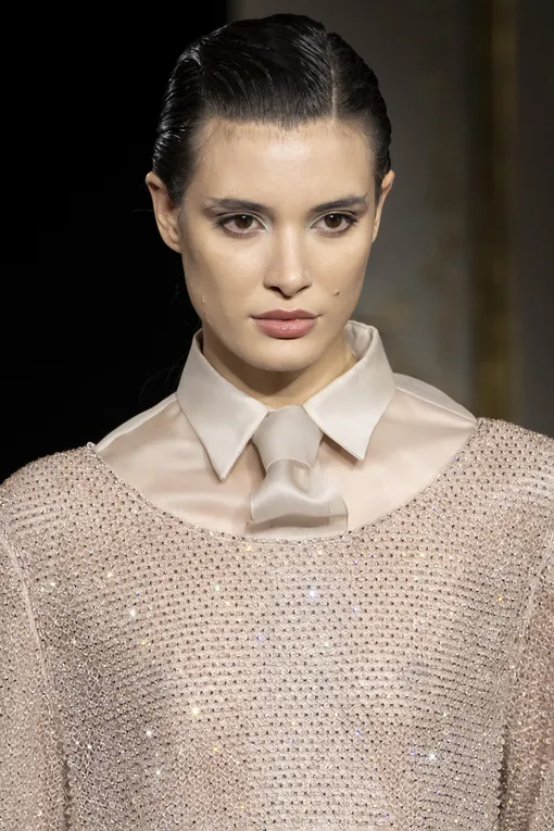 Кутюрная коллекция Giorgio Armani, весна/лето 2026 модная прическа с боковым пробором