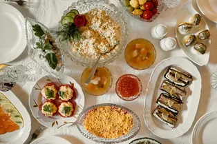 Новый год в ресторанах: где встречать волшебную ночь и откуда заказывать салат Оливье Новый год в ресторанах: где встречать волшебную ночь и откуда заказывать салат Оливье