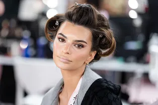 Объемные локоны «ангелов» Victoria’s Secret: простой способ повторить укладку моделей с шоу