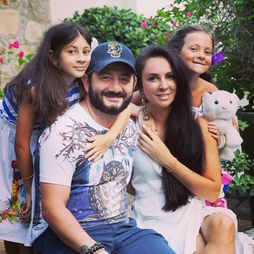 Михаил Галустян с женой и дочками