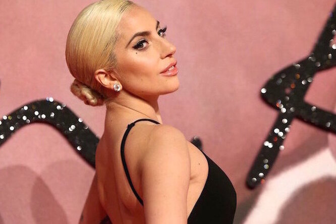 Леди Гага впервые показала обручальное кольцо c огромным бриллиантом