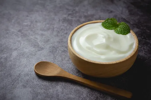Греческий йогурт содержит больше белка и меньше сахара, чем обычный