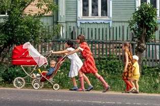 Девочки в СССР носили только очень короткие платья — и вот почему Девочки в СССР носили только очень короткие платья — и вот почему