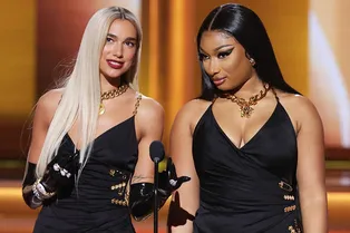«Сказали, что у меня будет эксклюзивный наряд!»: Дуа Липа и Megan Thee Stallion появились на «Грэмми-2022» в одинаковых платьях «Сказали, что у меня будет эксклюзивный наряд!»: Дуа Липа и Megan Thee Stallion появились на «Грэмми-2022» в одинаковых платьях