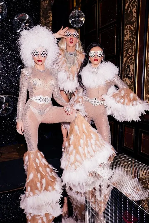 Атмосфера Aquazzura Disco Party. Темой вечеринки была парижская ночь 70-80-х, проведенная в стиле диско Атмосфера Aquazzura Disco Party. Темой вечеринки была парижская ночь 70-80-х, проведенная в стиле диско
