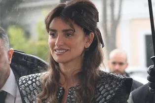 Элегантная Пенелопа Крус в черном платье сходила в парижский ресторан