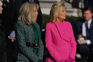 Битва нарядов первых леди: Джилл Байден позирует в розовом тотал-луке, а Брижит Макрон — в зеленом платье