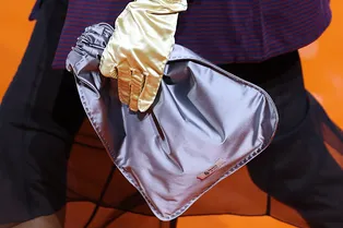 Вам нужна всего одна сумка для трендовых новогодних образов, и вот как она выглядит