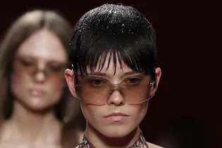 Блестки в волосах: как создать праздничную прическу на Новый год Блестки в волосах: как создать праздничную прическу на Новый год