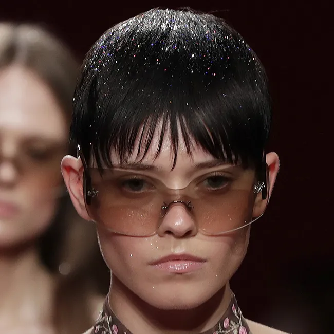 Блестки в волосах: как создать праздничную прическу на Новый год