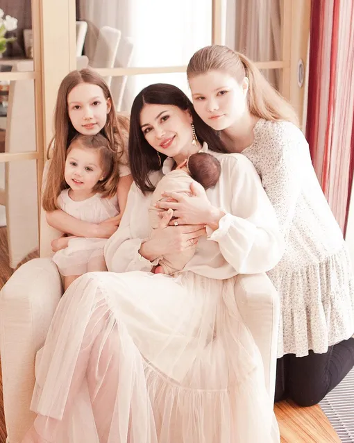 Ольга Ушакова с дочерями