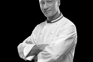 Мерлан с хлебной корочкой с молодым шпинатом от Эрика Фрешона