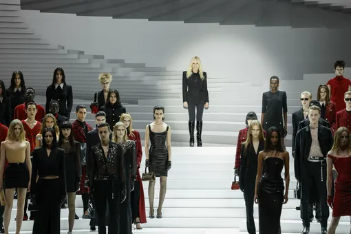 Выбирать больше не нужно: луки в стиле офискор и гранж объединились в новой коллекции Versace