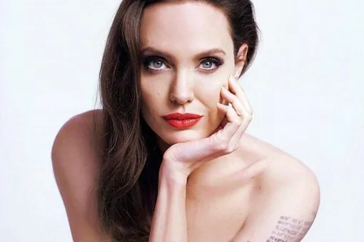 Анджелина Джоли с несчастным видом приехала в ресторан