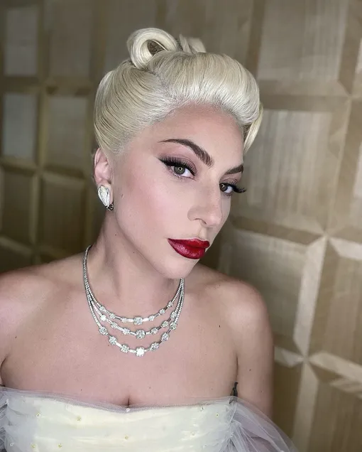 Леди Гага. Окрашивание в белый цвет не терпит натуральный макяиж