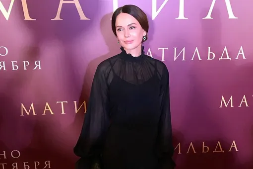 Ирина Безрукова в потрясающем черном платье в пол на премьере фильма «Матильда»