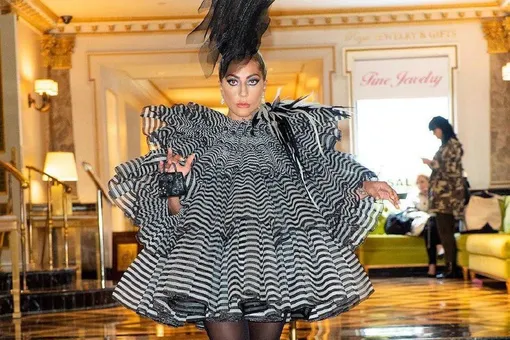 Леди Гага погуляла в коротком платье-торте на вечеринке в Нью-Йорке