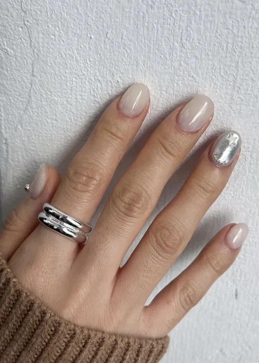 Модный маникюр с серебряным акцентом Модный маникюр с серебряным акцентом