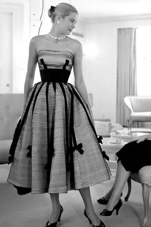 Грейс Келли на примерке платья, 1950 год