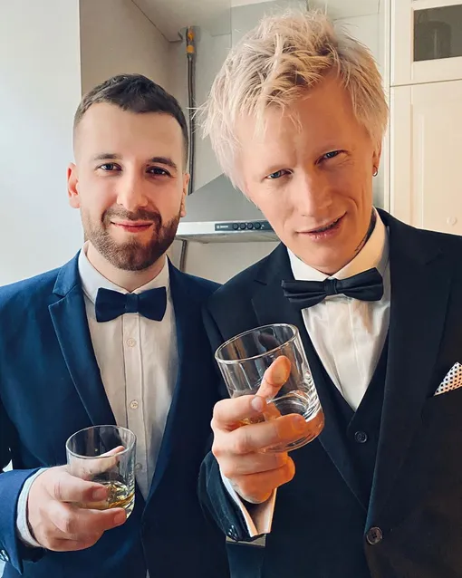 Антон с другом на свадьбе