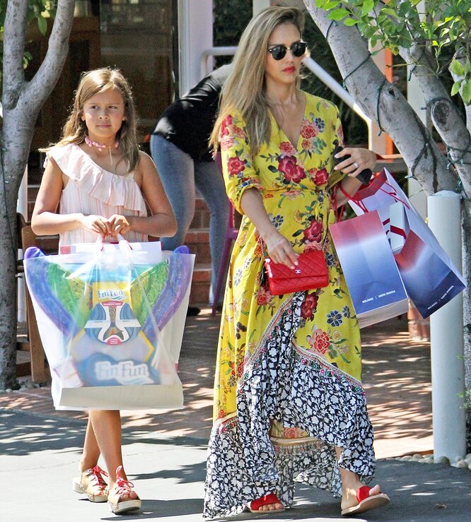 Джессика Альба с дочерью на шопинге