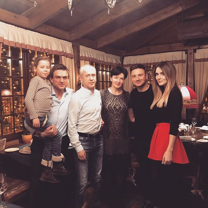 Влад Топалов с семьей и Сергеем Лазаревым