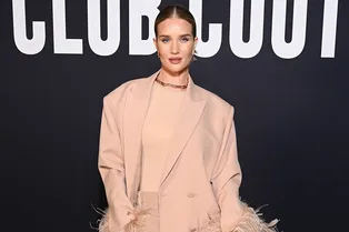 Роузи Хантингтон-Уайтли показывает стильный способ носить брючный костюм нескучно