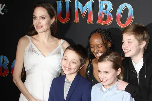 Анджелина Джоли в белом платье сводила детей на премьеру фильма