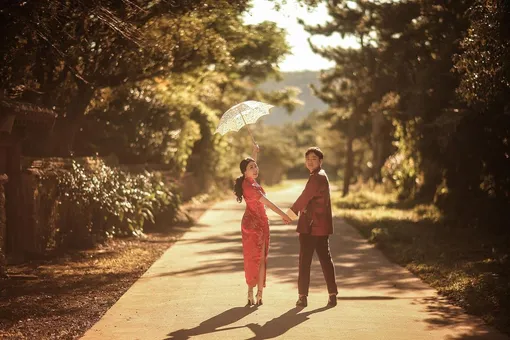 Китайские невесты меняют три свадебных наряда