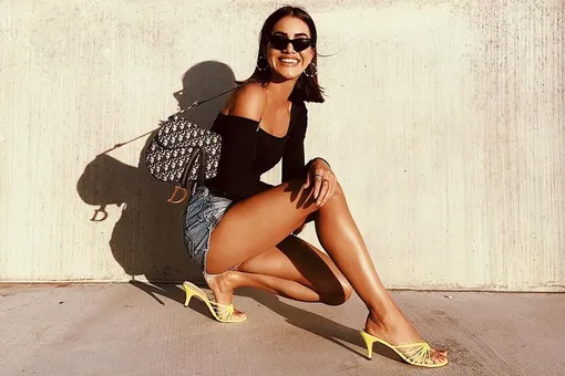 Камила Коэльо в «шоколадном» топе и с сумкой Dior показала длинные ноги Камила Коэльо в «шоколадном» топе и с сумкой Dior показала длинные ноги