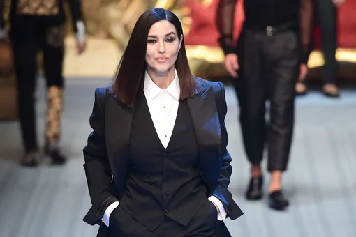 Прекрасна и опасна: Моника Беллуччи в костюме Dolce & Gabbana на ужине Cartier