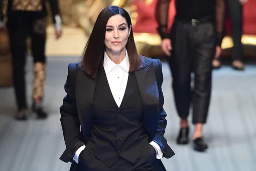Прекрасна и опасна: Моника Беллуччи в костюме Dolce & Gabbana на ужине Cartier Прекрасна и опасна: Моника Беллуччи в костюме Dolce & Gabbana на ужине Cartier