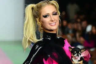 Пэрис Хилтон вышла на подиум в эффектном черно-розовом образе Пэрис Хилтон вышла на подиум в эффектном черно-розовом образе