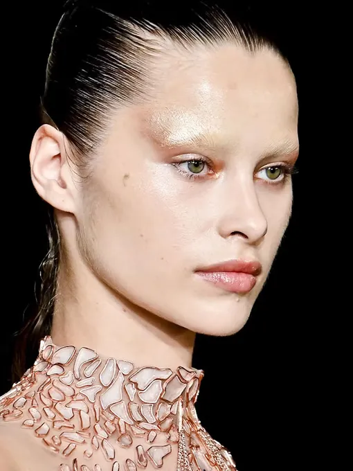 Iris Van Herpen, кутюрная коллекция осень-зима 2025/2026 бьюти-тренды с недели высокой моды