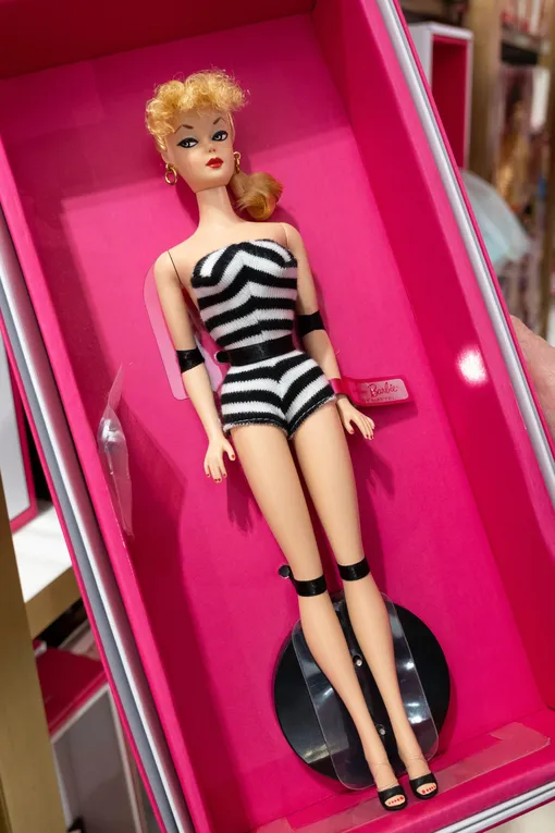 Первая кукла Barbie была представлена в черно-белом купальнике