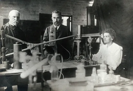 Мария и Пьер Кюри в лаборатории