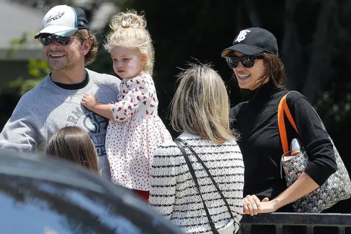 Ирина Шейк и Брэдли Купер сводили двухлетнюю дочь в парк в Лос-Анджелесе