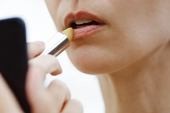 10 гигиенических помад, которые действительно спасают в морозы