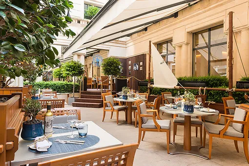 Все на борт: летняя терраса Park Hyatt Paris-Vendôme превратилась в яхт-клуб