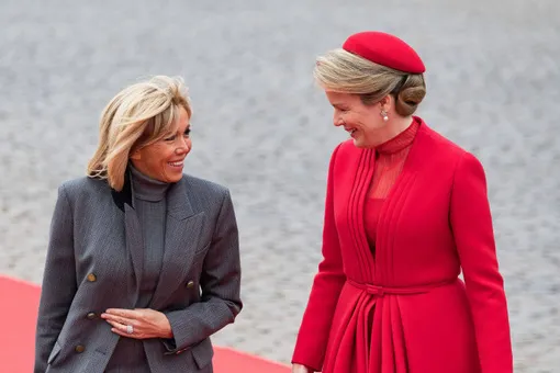 Ставка на красное! Королева Бельгии затмила Брижит Макрон на встрече в Брюсселе