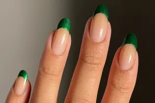 7 цветов новогоднего маникюра, которые принесут удачу в 2026-м