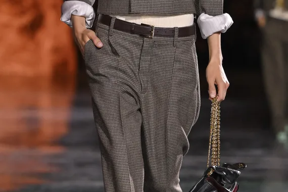 Какие брюки будут в моде весной-2026: 7 вариантов с подиумов