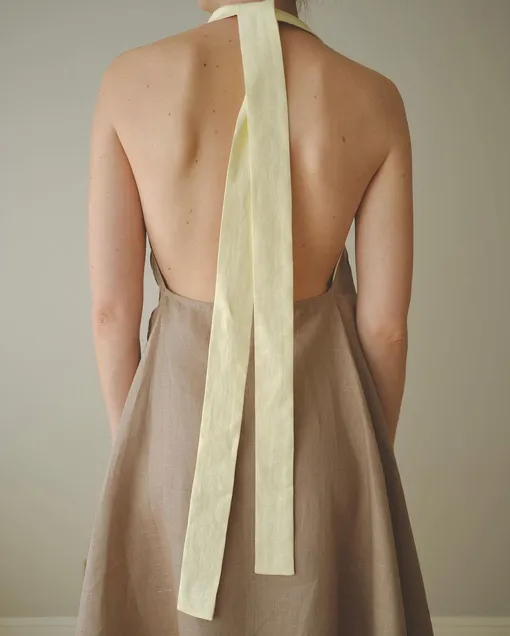 Платья из крашеного льна тоже могут выглядеть визуально дорого