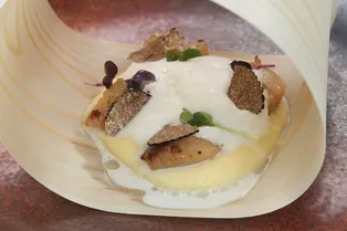 Жареный королевский гребешок и пюре с пармезаном и трюфельной пеной