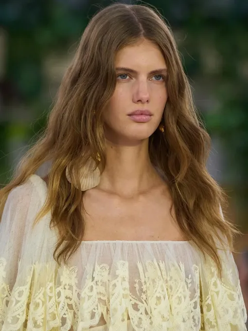 Chloe, осень-зима 2025/2026 призрачные локоны