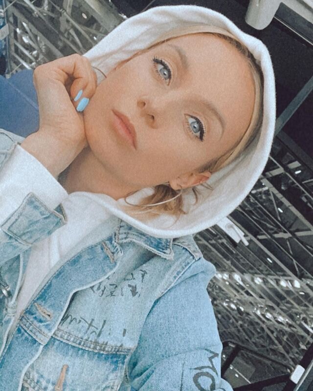 Үйде жасалған үлкен порно Мен досыма қонаққа бардым және оның анасын сиқтым.