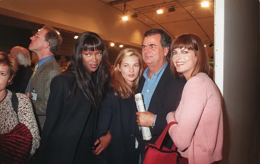 Наоми Кэмпбелл, Кейт Мосс, Патрик Демаршелье и Линда Евангелиста в 1998 году