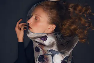 В офис и на свидание: 16 шелковых платков Radical Chic сделают образ идеальным