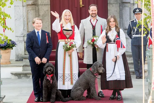Кронпринц Норвегии Хокон с женой Метте-Марит и детьми